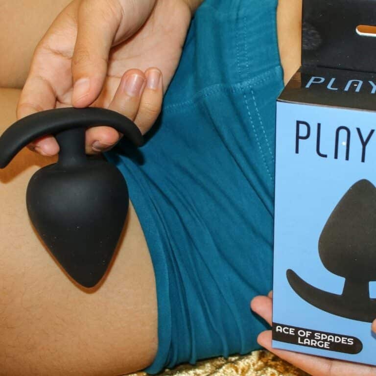 Spade butt plug with box upside down